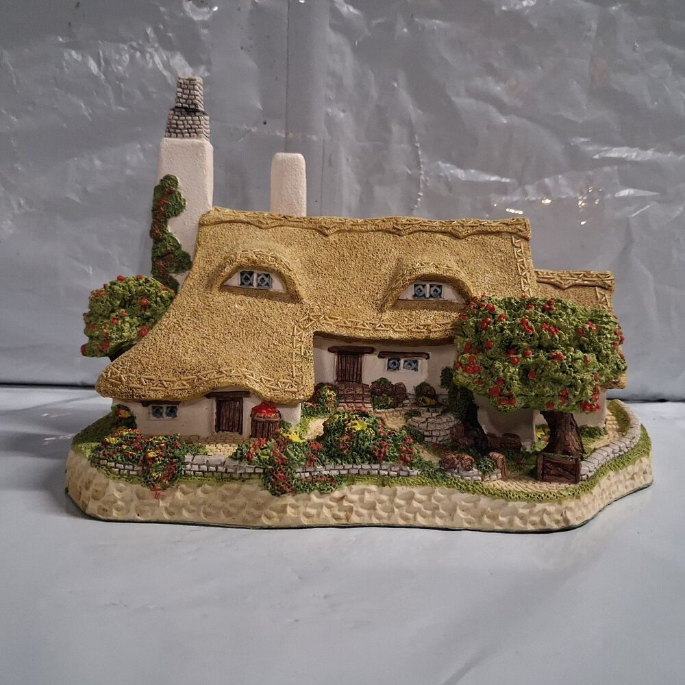 David Winter Cottages Orchard Cottage In original box with a COA.